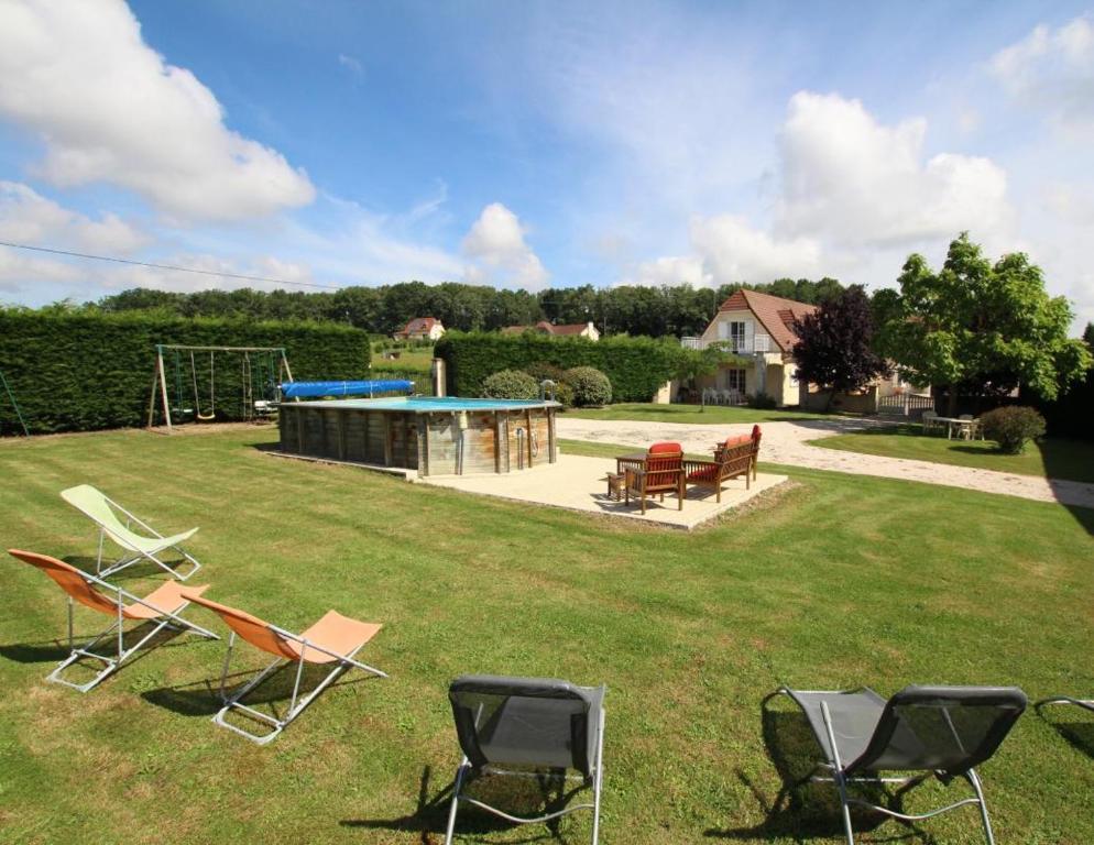 Bazén v ubytování Au casterot nebo v jeho okolí