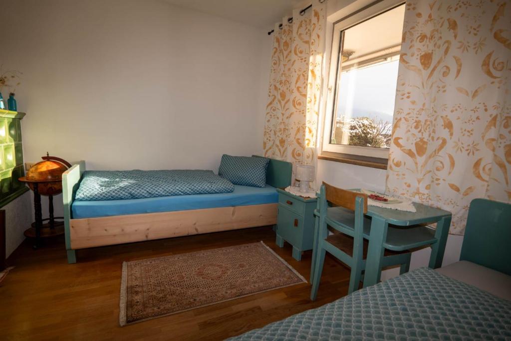 a small room with a bed and a window at Ferienhaus Kaiser Lothar in Reutte