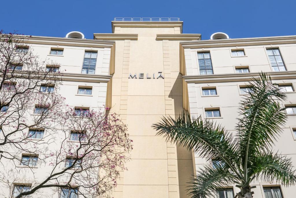 een gebouw met de naam melia erop bij Meliá Campinas in Campinas