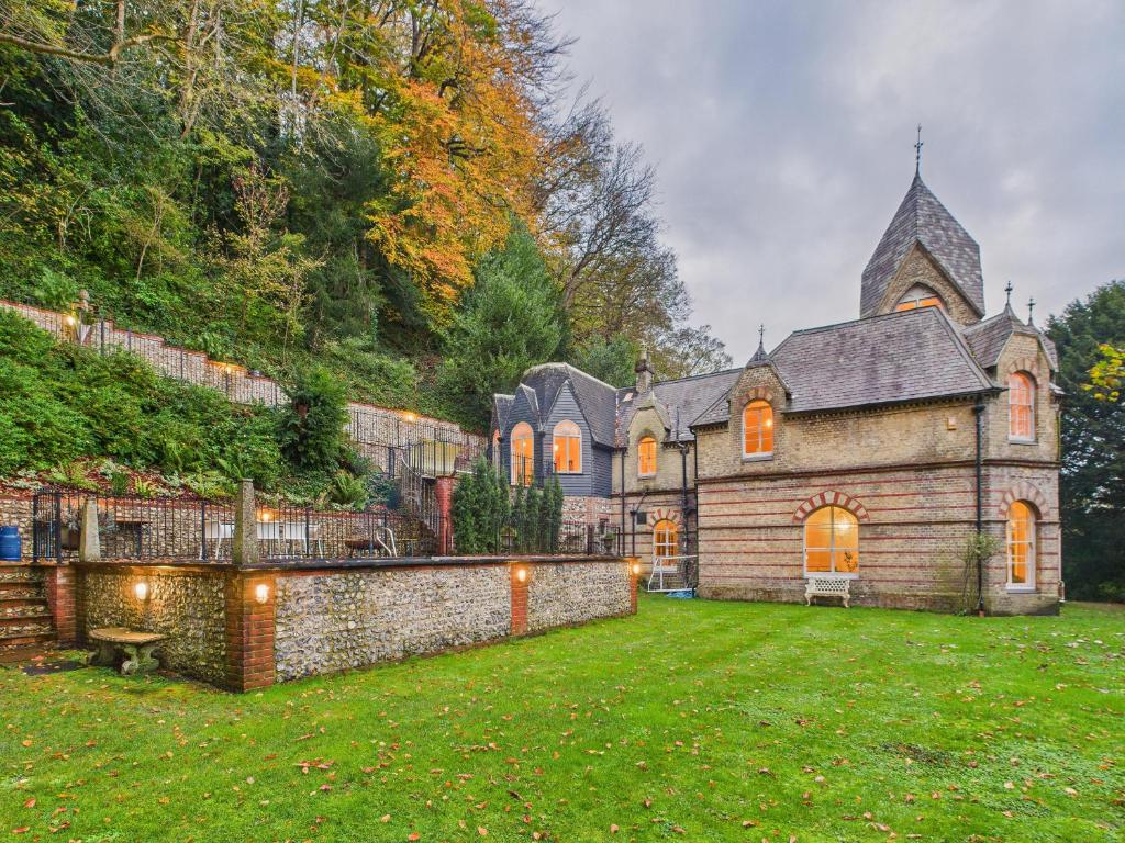 ルイスにある19th Century Manor with Hot Tubの草の庭のある古い石造りの家