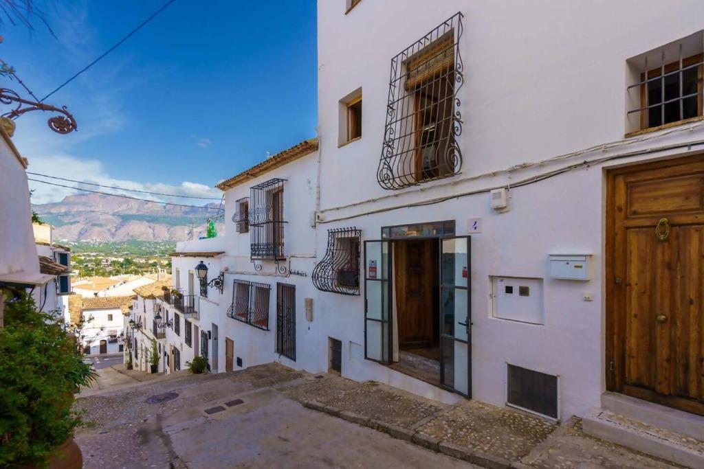Eine Gasse mit weißen Gebäuden, im Hintergrund ein Berg in der Unterkunft MIRA ALTEA Luxury Boutique Stay in Altea