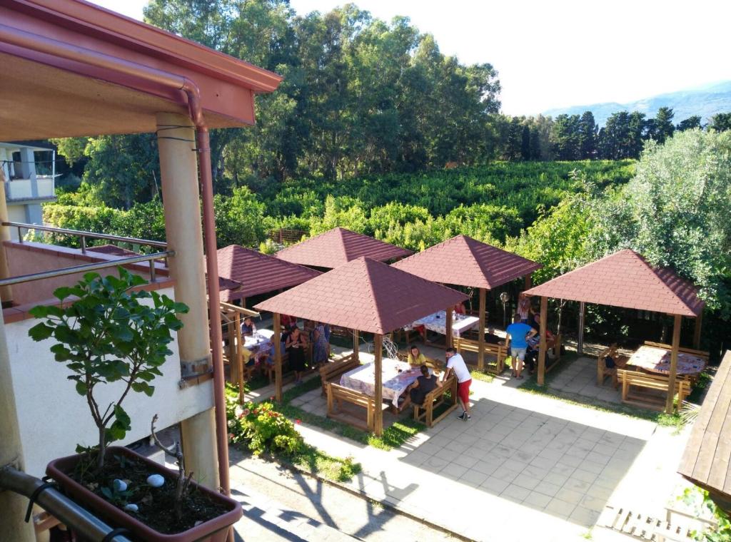 an overhead view of a restaurant with tables and umbrellas at B&B Pineta Mare in Lamezia Terme