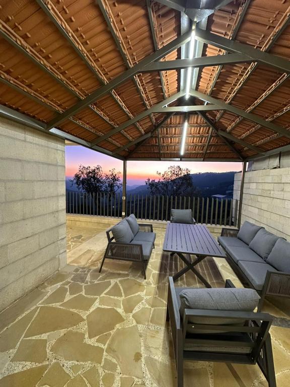 eine Terrasse mit Sofas und einem Tisch und einer Aussicht in der Unterkunft Mtein view apartment 