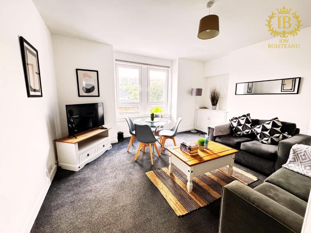 una sala de estar con un sofá y una mesa en Cosy Apartment In Great Gourock Location, en Gourock