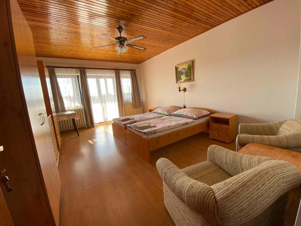 ein Schlafzimmer mit einem Bett und einem Deckenventilator in der Unterkunft Three-Bedroom Apartment in Gyenesdias I in Gyenesdiás