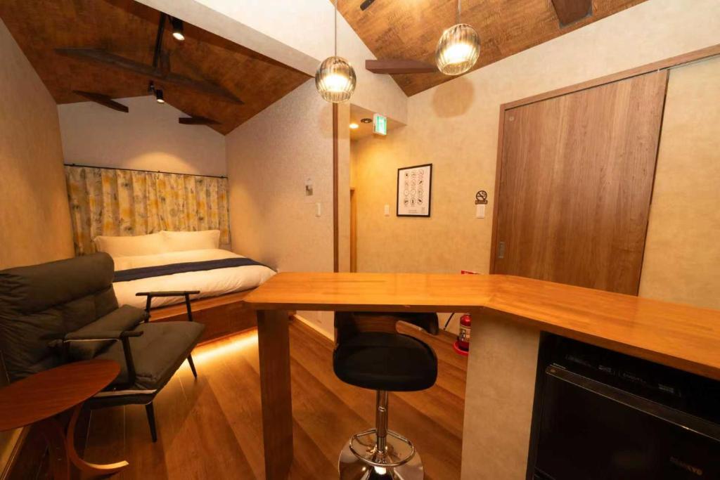 Zimmer mit einem Bett und einem Schreibtisch sowie einem Zimmer mit einem Bett in der Unterkunft 三十三Daichi in Wada