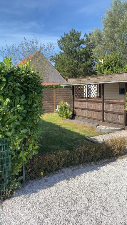 a house with a fence and a yard at L'Ardres de paix in Ardres