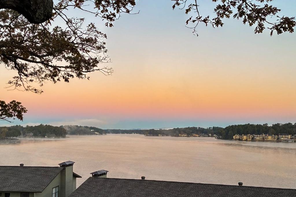 een uitzicht op een rivier bij zonsondergang bij Enchanted Getaway in Hot Springs