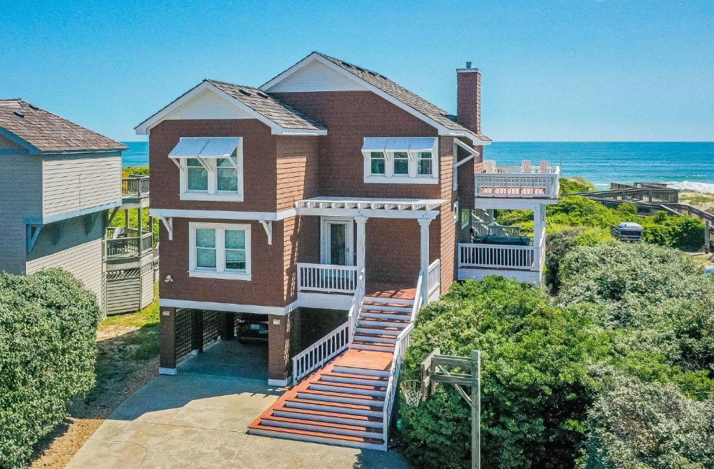 una vista aérea de una casa con el océano en K0510 Sunday Drive - Oceanfront, Pool, Hot Tub, Fall Availability!, en Whalebone