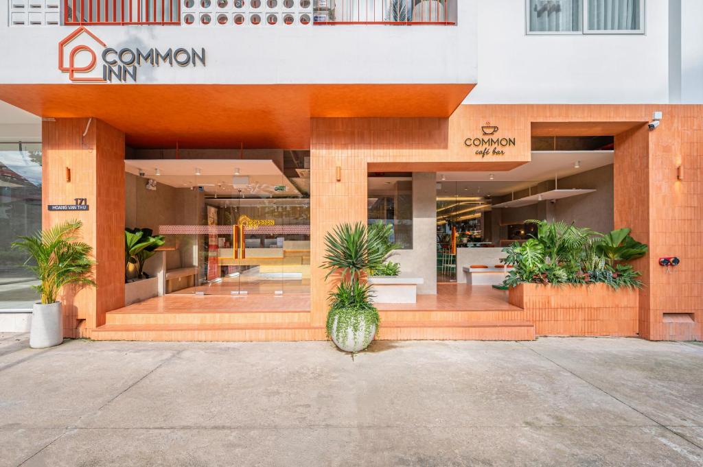 een ananas die voor een gebouw staat bij COMMON INN Thu Dau Mot in Ga Phú Văn