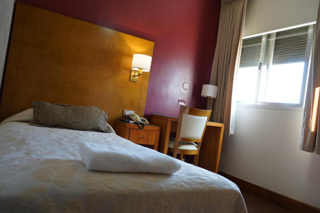 een hotelkamer met een bed en een raam bij Hotel coventry in Santiago del Estero
