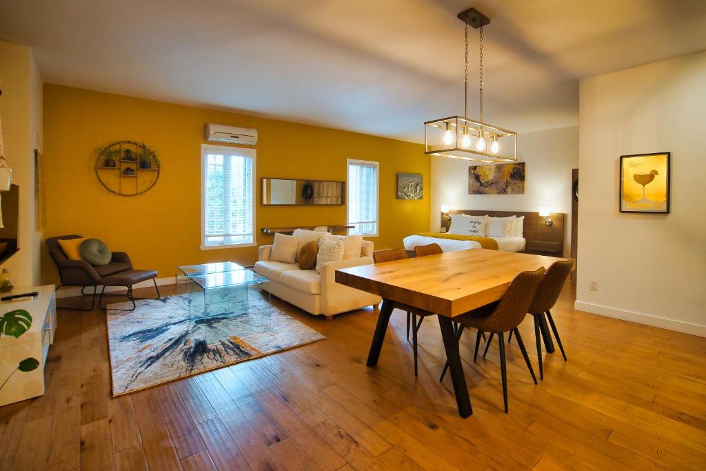 a living room with a table and a dining room at Condo Hôtel Magog Orford in Orford