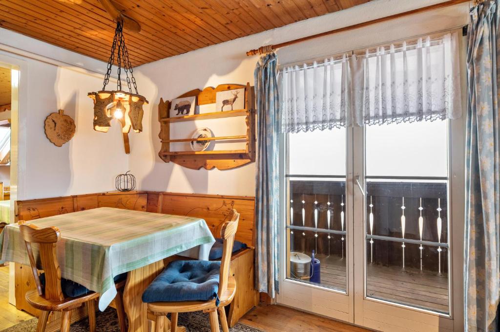 a dining room with a table and a window at Ferienwohnung Landliebe in Wieden