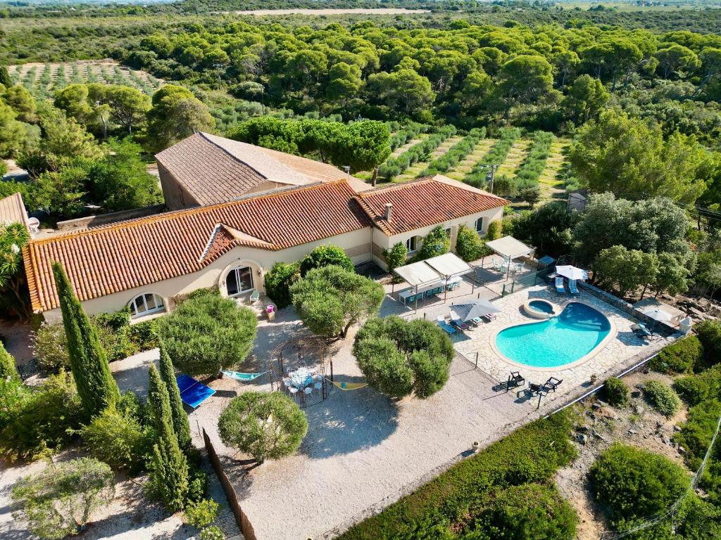 an aerial view of a house with a swimming pool at Les Flamants in Portiragnes