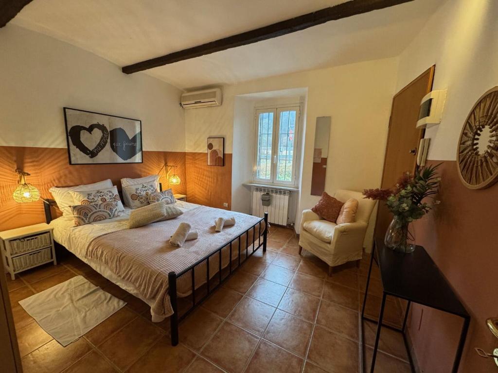 una camera da letto con un letto e una sedia di Cottage Wisteria a Prasco