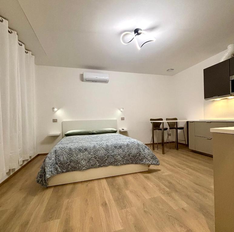 una camera da letto con un letto e un ventilatore a soffitto di Chorus Home a Bergamo