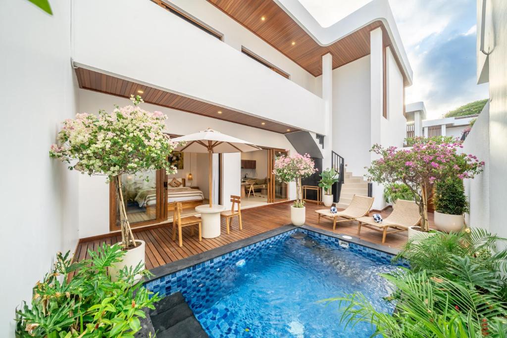 een afbeelding van een villa met zwembad bij Walk to the Beach from This Brand New 3BR Villa with Pool! in Sanur