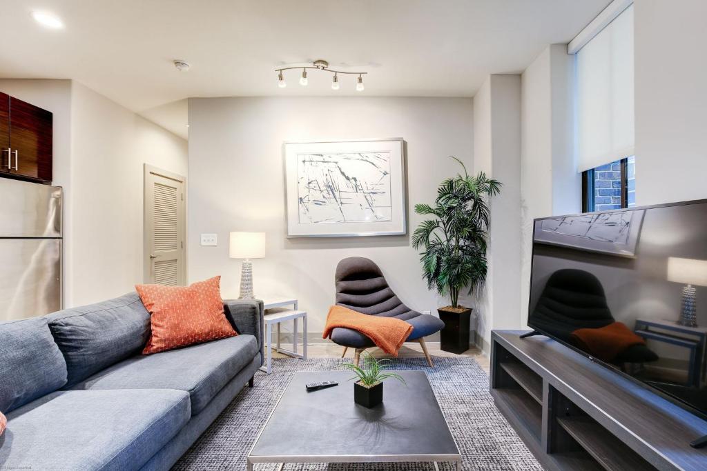 Posezení v ubytování 1BR Stylish Apartment With Rooftop Deck & Pool