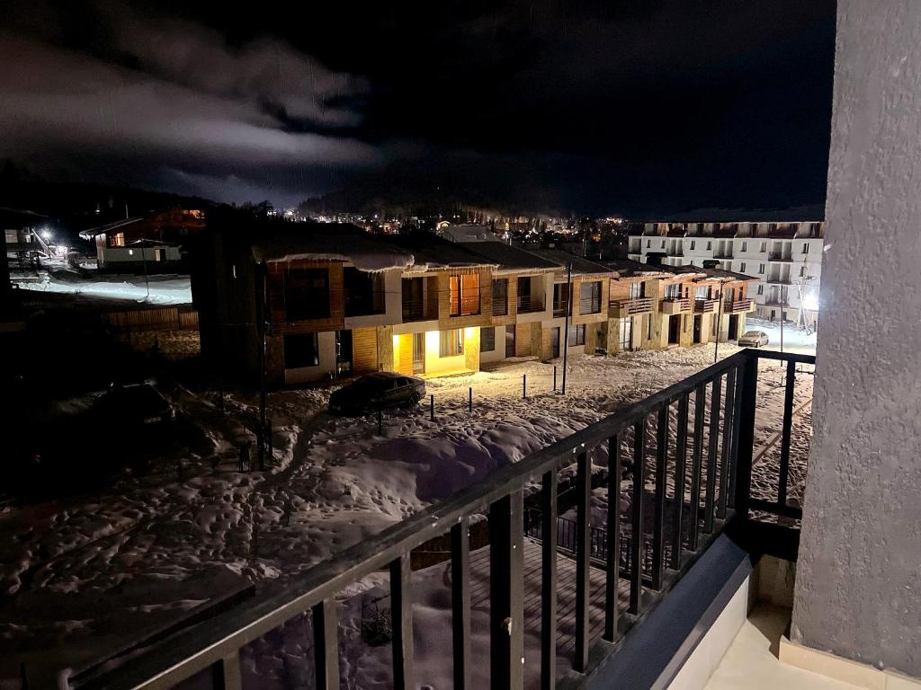 een uitzicht vanaf een balkon in de nacht bij Bakuriani premium comfort in Bakuriani