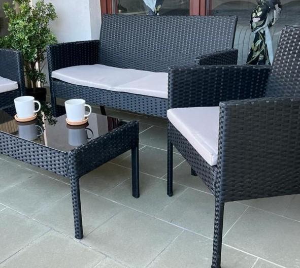 patio con sedie e tavolo con tazze di Oliwa Business & Relax a Danzica