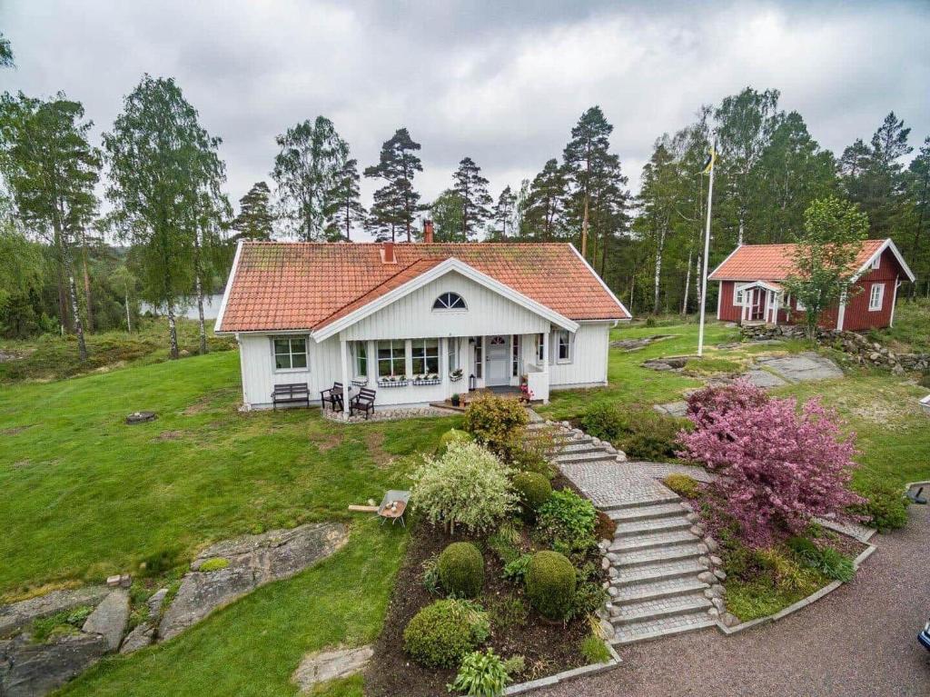 a white house with a red roof at VGO822-Fjaeras-Grimmeredsvaegen-35 in Ubbhult