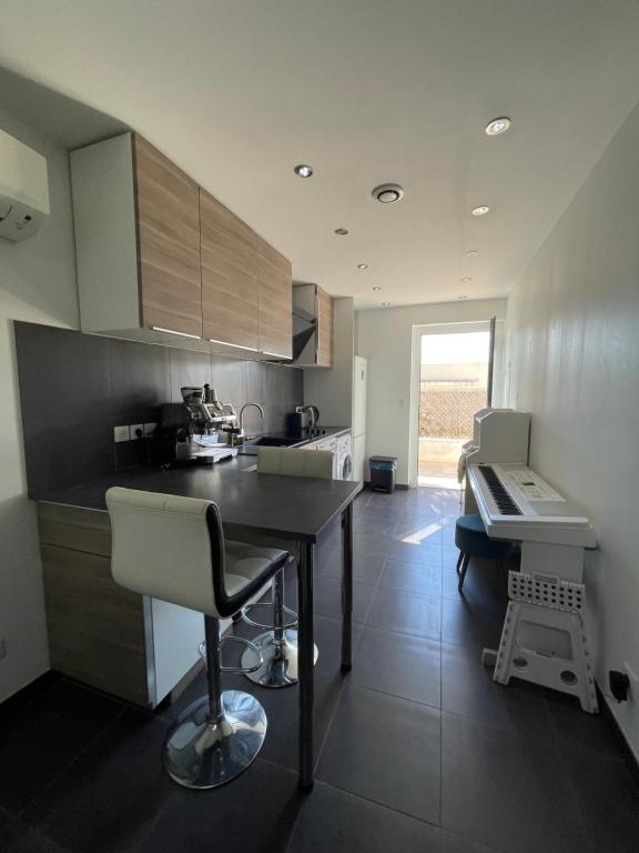 eine Küche mit Tisch, Schreibtisch und Tastatur in der Unterkunft Appartement Vue mer La Croix Valmer in La Croix-Valmer