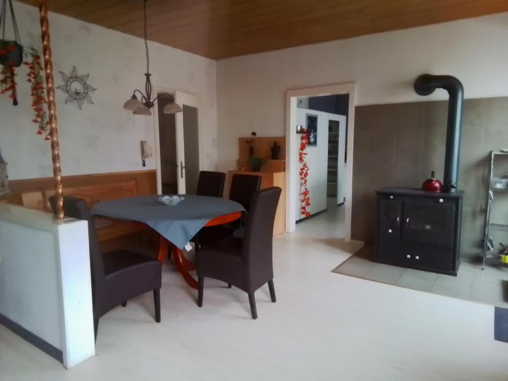 a kitchen and dining room with a table and chairs at Ferienwohnung Anni in Krottelbach