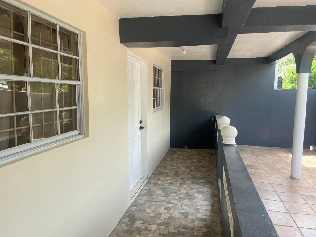 een hal met een witte muur en een witte deur bij Mountain View Apartments in Gros Islet