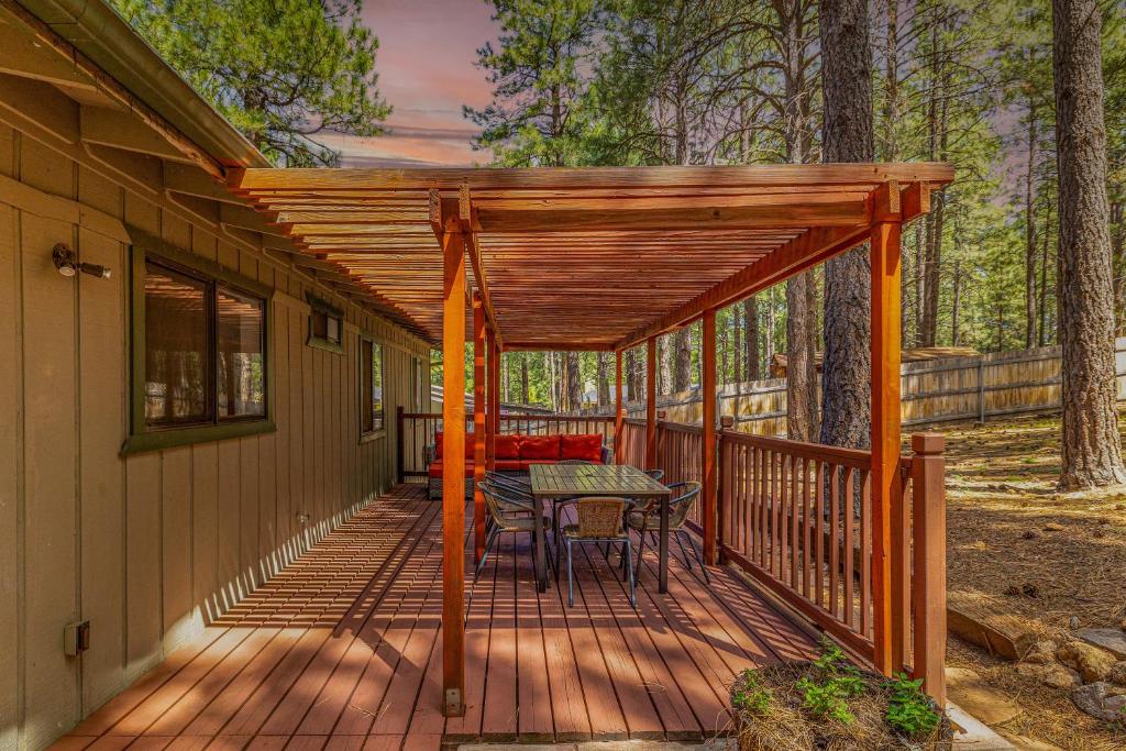 Ảnh trong thư viện ảnh của Cozy Cabin Retreat in the Pines – Minutes from Downtown Flagstaff ở Flagstaff