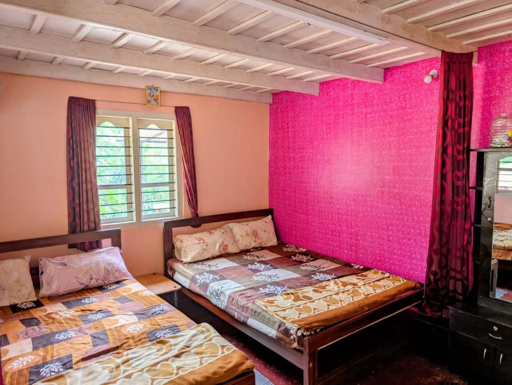 Ένα ή περισσότερα κρεβάτια σε δωμάτιο στο Lakshmi Homestay