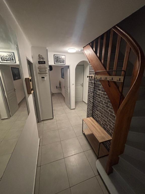 een gang met een trap in een gebouw bij Souki in Geispolsheim