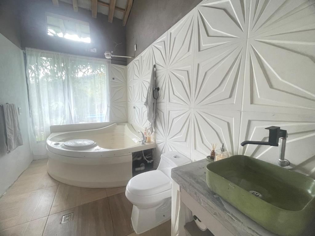 AngelópolisCasa de Campo Cerca a Medellín的带浴缸、马桶和水槽的浴室