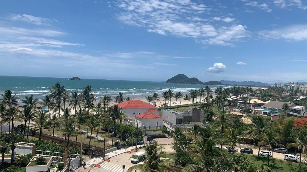 圣劳伦斯海滨Riviera | Vista Mar Pé na Areia - Enxoval Completo的享有棕榈树海滩和大海的景色