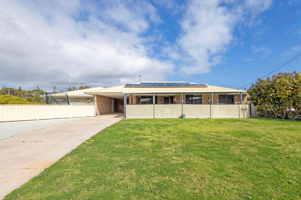 een huis met een gazon ervoor bij Jurien Haven in Jurien Bay