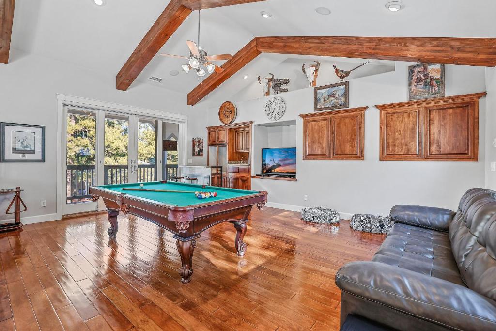 ein Wohnzimmer mit Billardtisch und Couch in der Unterkunft Alpine Mountain Spacious Luxury Retreat Ponderosa Trails Game Room in Flagstaff