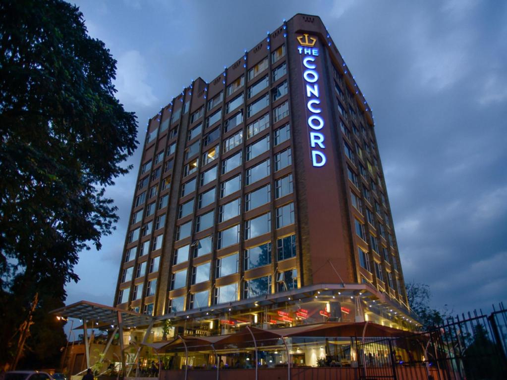 un bâtiment d'hôtel avec un panneau sur son côté dans l'établissement The Concord Hotel & Suites, à Nairobi