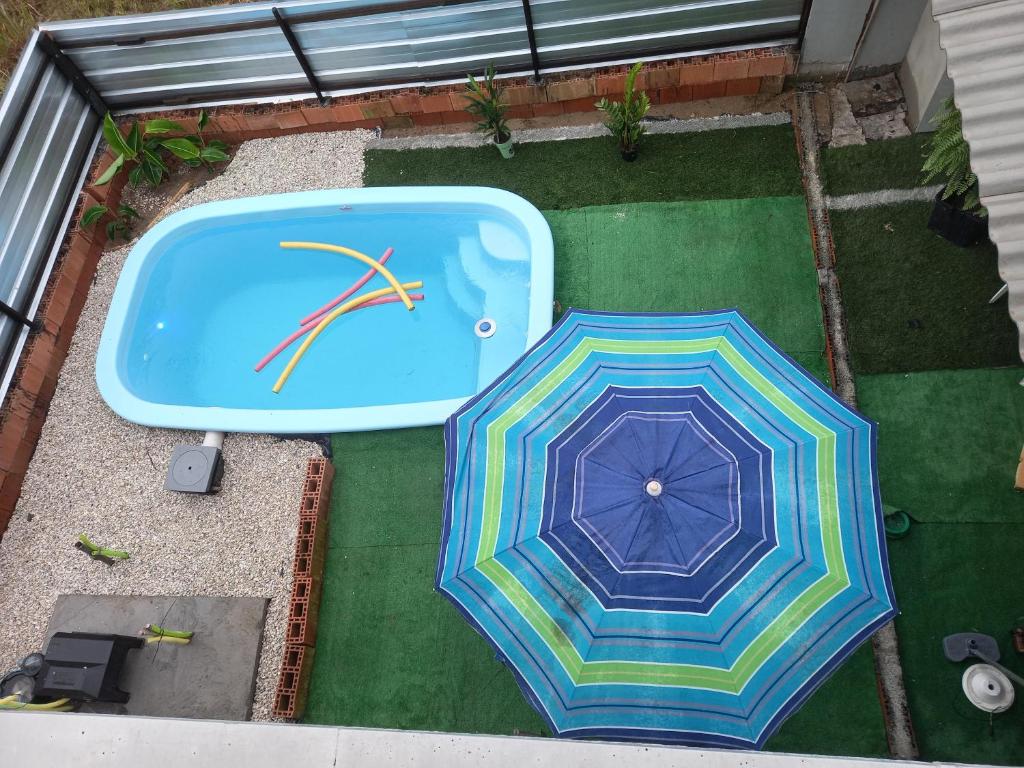 an overhead view of an umbrella and a pool at Casa com piscina aquecida e área de festas no litoral in Ilhota