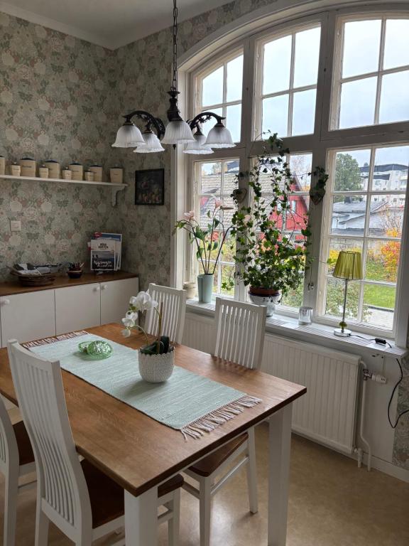 Φωτογραφία από το άλμπουμ του Lägenhet i sekelskifteshus σε Härnösand