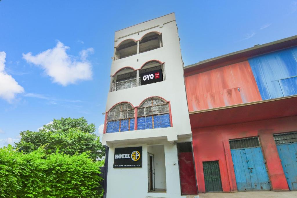 コルカタにあるHOTEL O SPの一方通行の標識がある白い建物