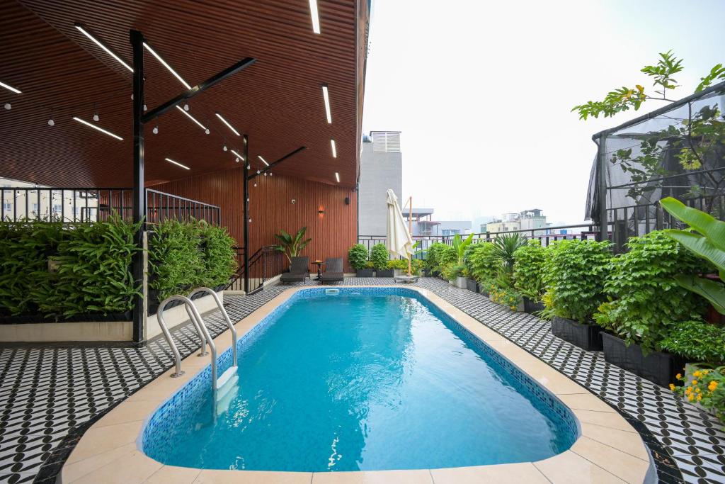 una piscina en la parte superior de un edificio en San Hotel & Pool, en Hanói