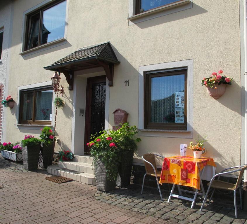 una mesa y sillas frente a una casa en Gästewohnung Kurz, en Sankt Goar