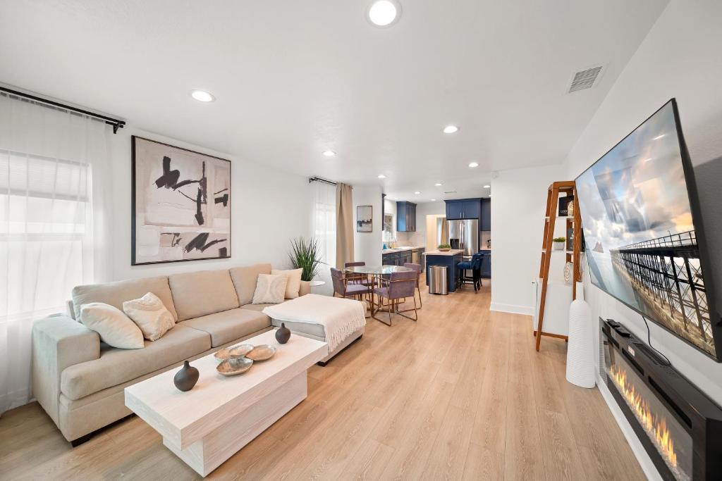 雷东多海滩Hidden South Bay Gem near Manhattan and Redondo Beach的配有沙发和平板电视的客厅