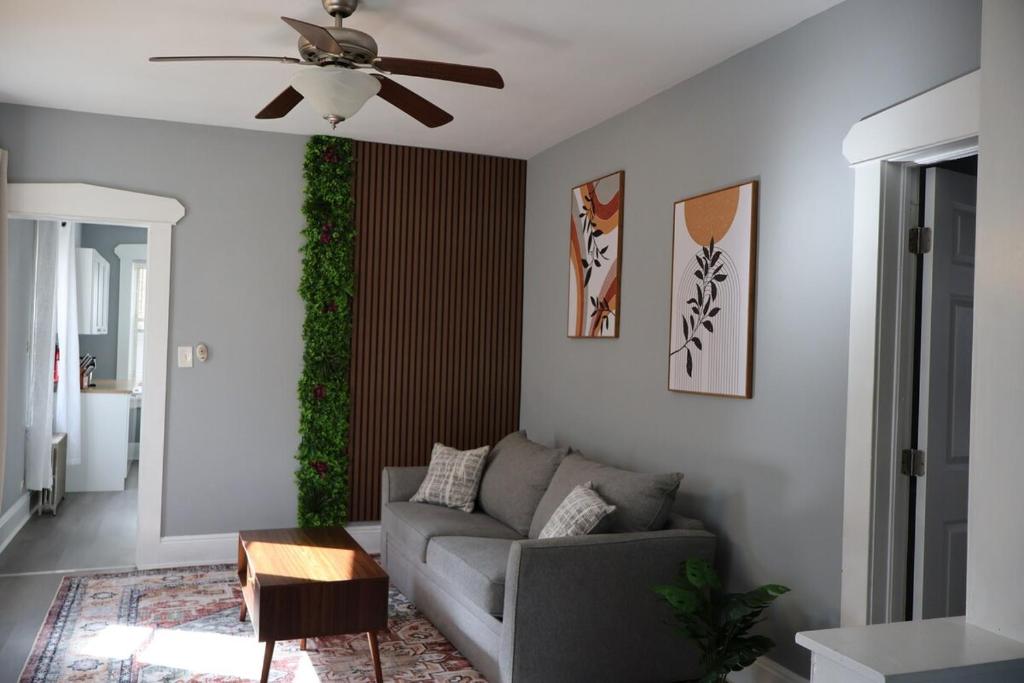 un salon avec un canapé et un ventilateur de plafond dans l'établissement Cozy Home, 19m to NYC, 10m to American Dream, à Wallington
