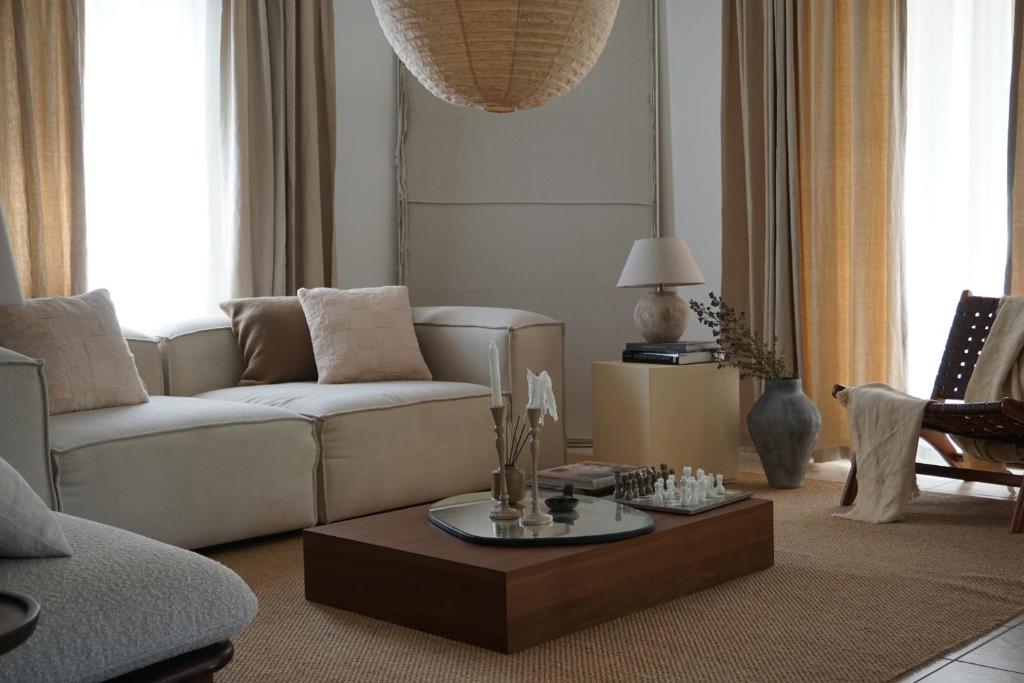 Χώρος καθιστικού στο Beautiful WabiSabi Style House in Nuits-Saint-Georges