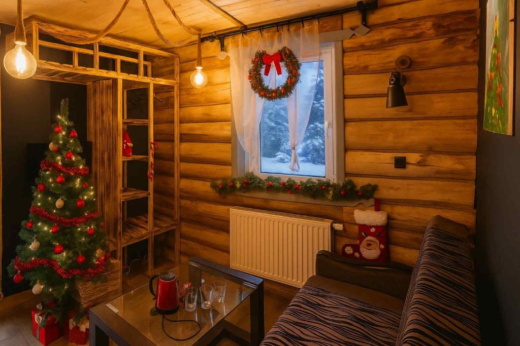 Wola MichowaにあるChatka Wagabundyの部屋にクリスマスツリーのあるリビングルーム