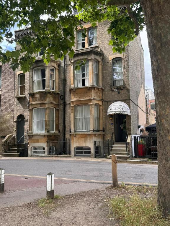 ein großes Backsteingebäude an einer Straßenseite in der Unterkunft Regency Guest House in Cambridge