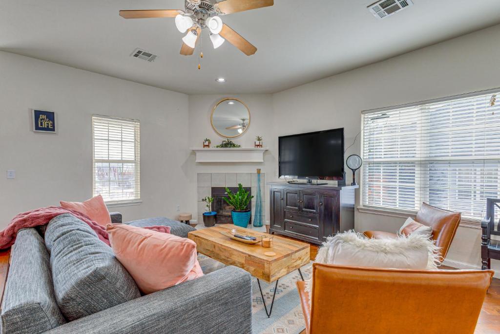 TV a/nebo společenská místnost v ubytování OKC Home Near Hospital and Tinker AFB Work Remote!