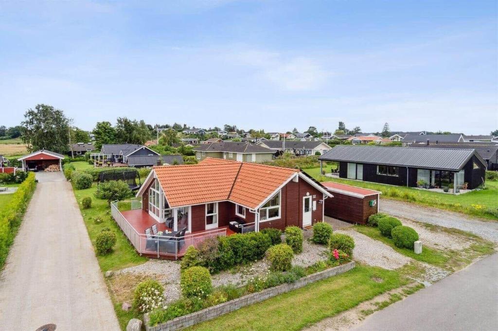 フレズレクソンにあるFJ1600-Jaegerspris-Strandleddet-32の郊外にあるオレンジ色の屋根の小さな家