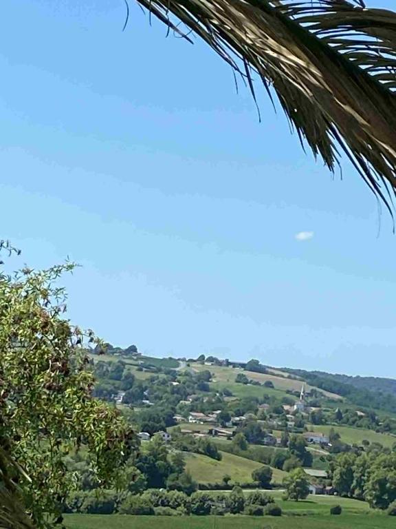 een uitzicht op een groene vallei met huizen en bomen bij Relais Ganderats in La Celle-sous-Gouzon