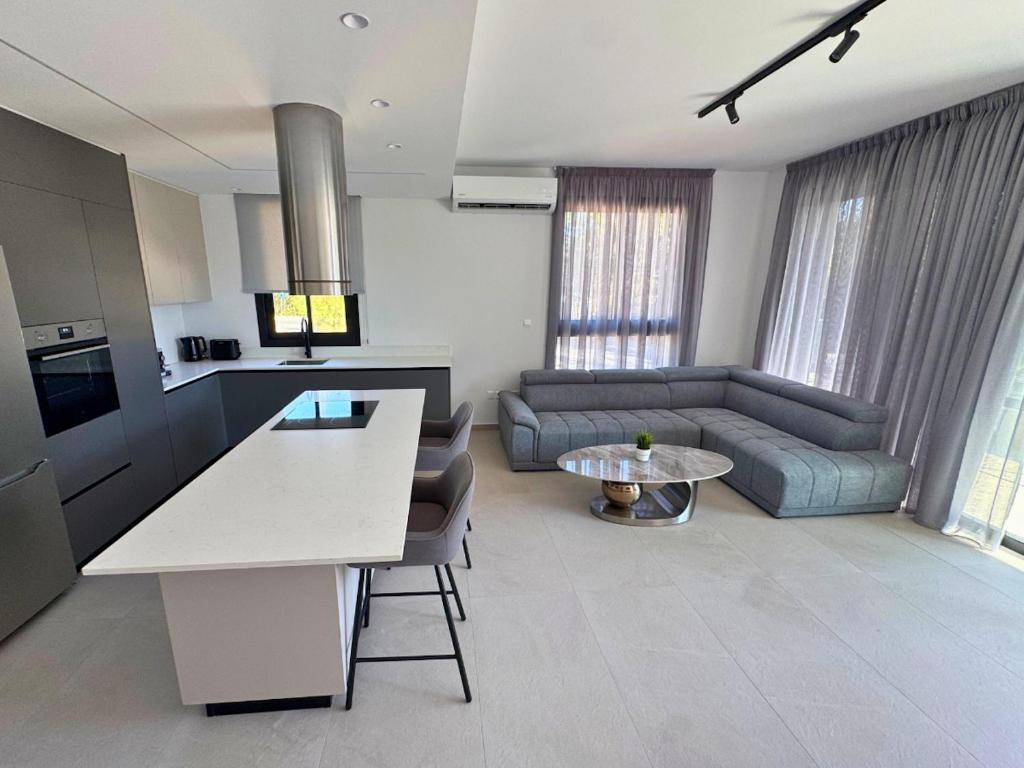 een woonkamer met een bank en een tafel bij Hypnos Residence Acropolis in Strovolos